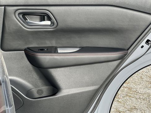 Used 2025 Nissan Rogue SV image 16