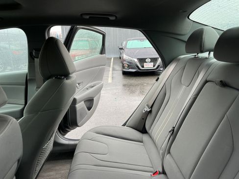 Used 2025 Hyundai Elantra SEL image 40