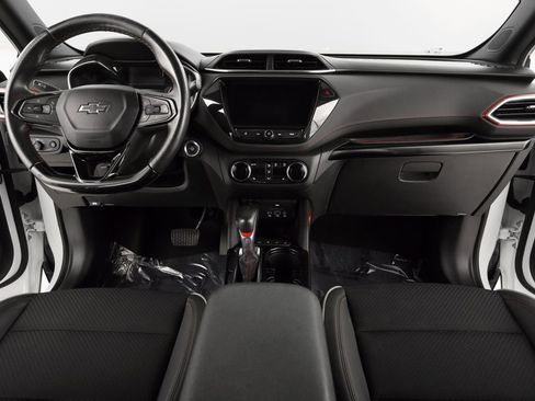 Used 2021 Chevrolet TrailBlazer RS w/ Technology Package image 2