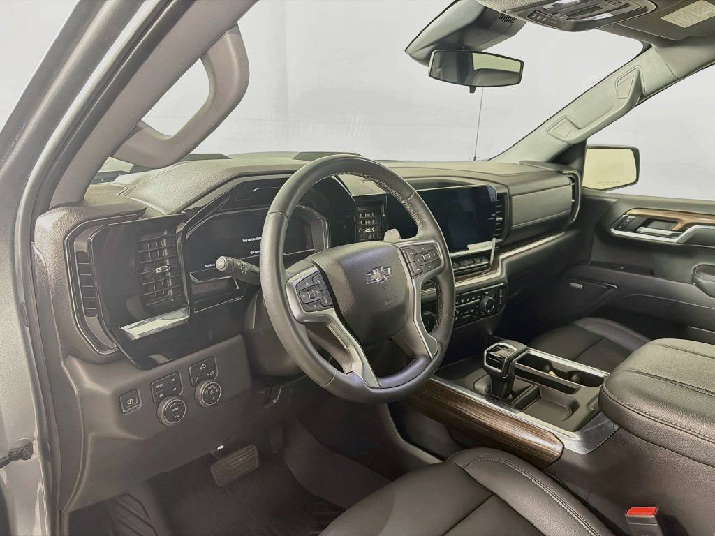 Used 2024 Chevrolet Silverado 1500 LT Trail Boss w/ Convenience Package II AWD/4WD image 10