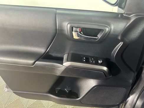 Used 2018 Toyota Tacoma TRD Sport w/ Technology Package AWD/4WD image 11