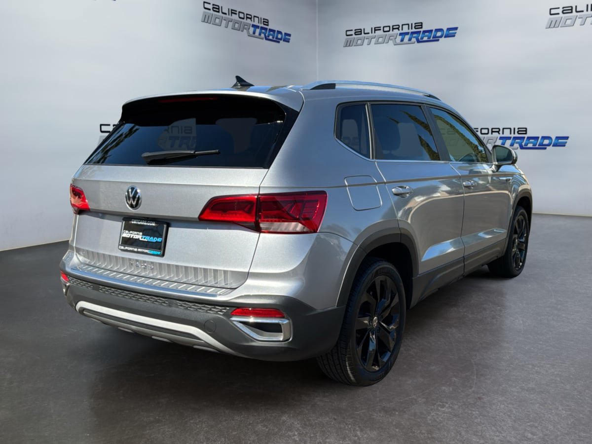 Used 2023 Volkswagen Taos SE w/ Panoramic Sunroof Package FWD image 5