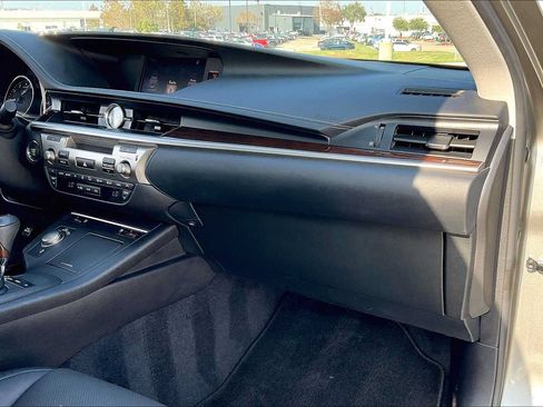 Used 2015 Lexus ES 350 w/ Premium Package FWD image 17