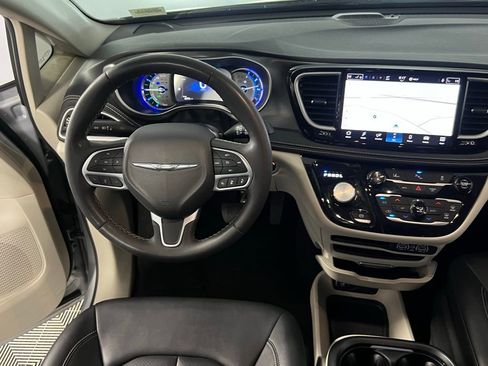 Certified 2024 Chrysler Pacifica Limited FWD image 14