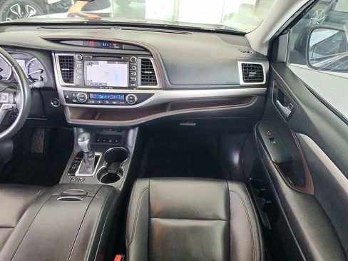 Used 2019 Toyota Highlander XLE AWD/4WD image 28