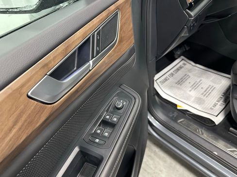 Used 2025 Volkswagen Atlas SE image 9