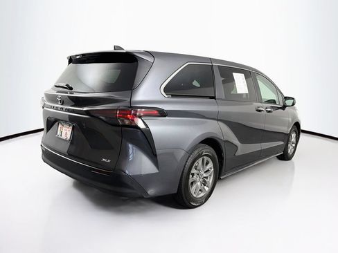 Used 2025 Toyota Sienna XLE FWD image 10