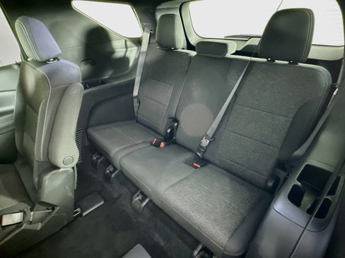 Used 2025 Chevrolet Traverse LT FWD image 29