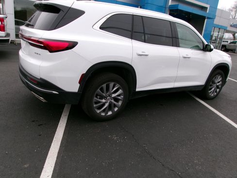 Used 2025 Buick Enclave Preferred image 3