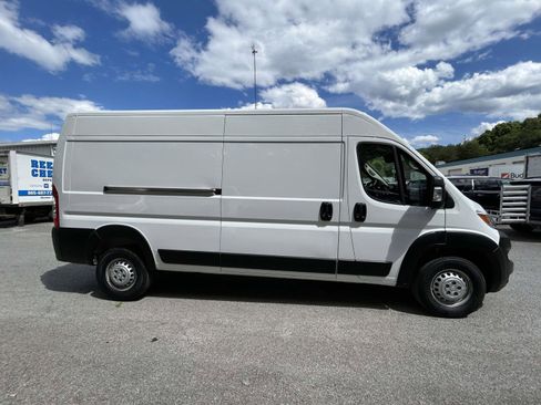 Used 2025 RAM ProMaster 2500 w/ Convenience Group FWD image 2