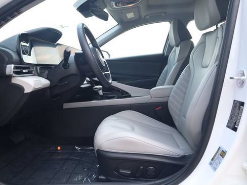 Certified 2025 Hyundai Elantra Limited FWD image 13