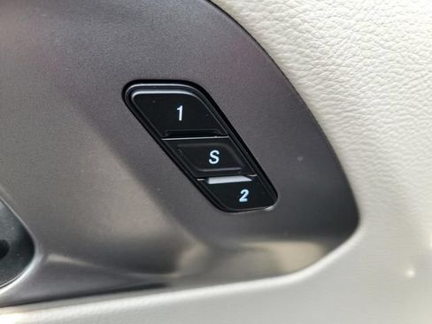Used 2024 Chrysler Pacifica Limited FWD image 16