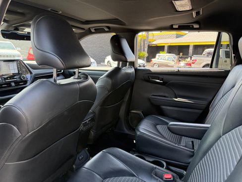 Used 2022 Toyota Highlander XSE image 16