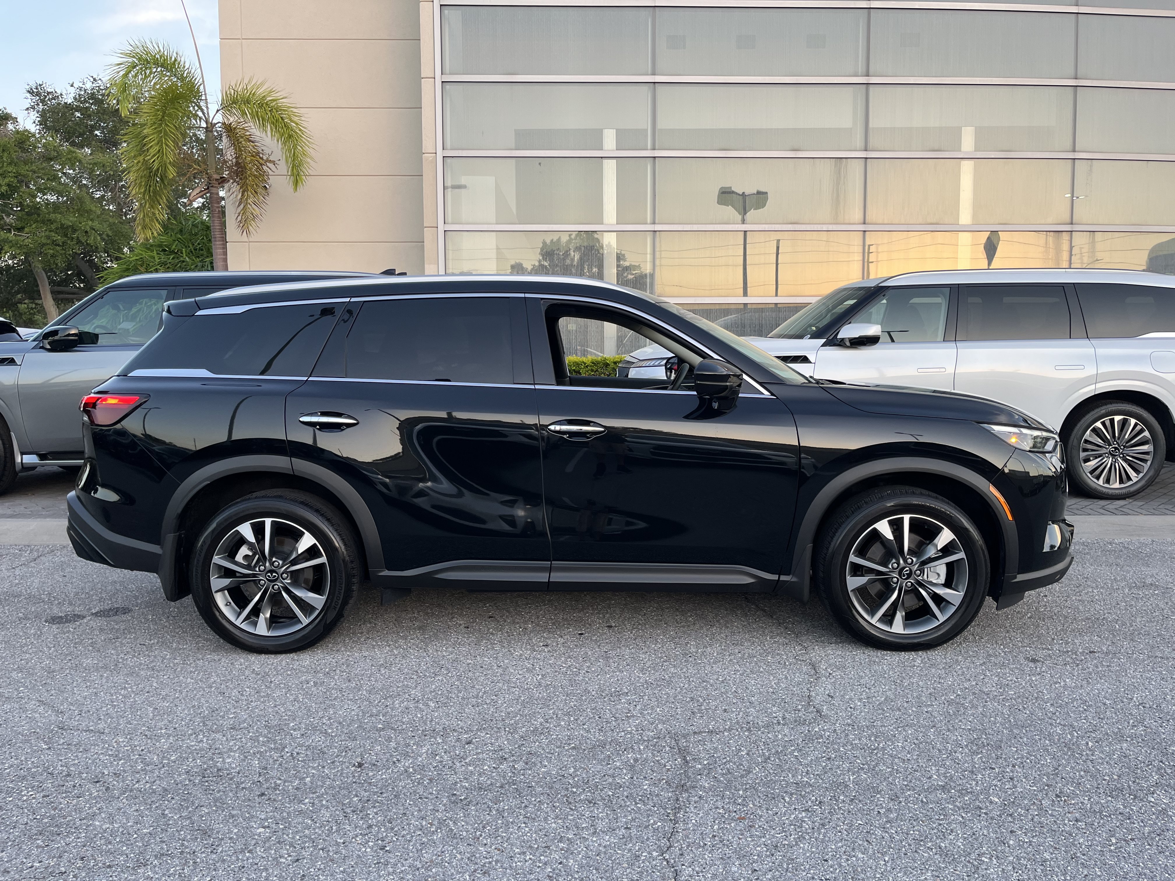 Certified 2025 INFINITI QX60 Luxe w/ Vision Package AWD/4WD image 10