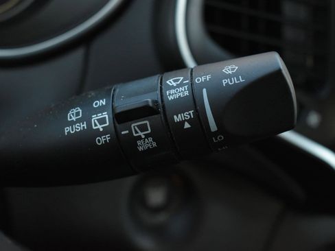 Used 2021 Jeep Cherokee Latitude Lux w/ Comfort/Convenience Group image 23