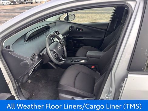 Used 2022 Toyota Prius L Eco image 6