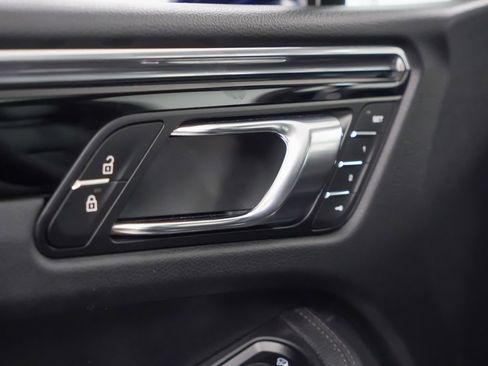 Certified 2025 Porsche Macan image 22