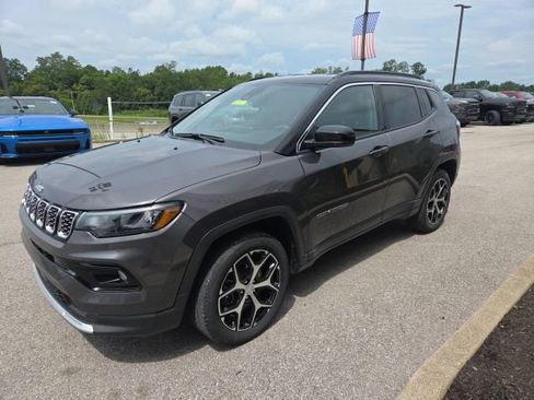 Used 2024 Jeep Compass Limited AWD/4WD image 3