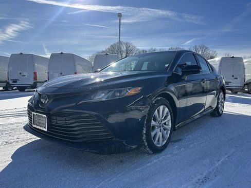 Used 2018 Toyota Camry SE image 3