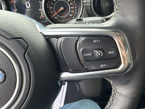 Used 2019 Jeep Wrangler Unlimited Sahara w/ LED Lighting Group AWD/4WD image 18