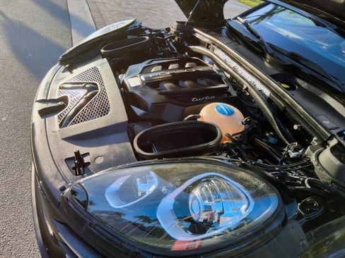 Used 2018 Porsche Macan Turbo image 39