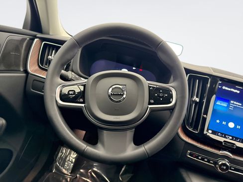 Used 2023 Volvo XC60 B5 Plus image 12