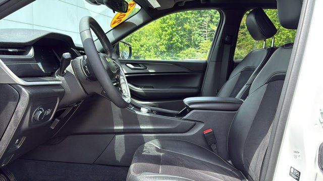 Used 2023 Jeep Grand Cherokee Altitude AWD/4WD image 13