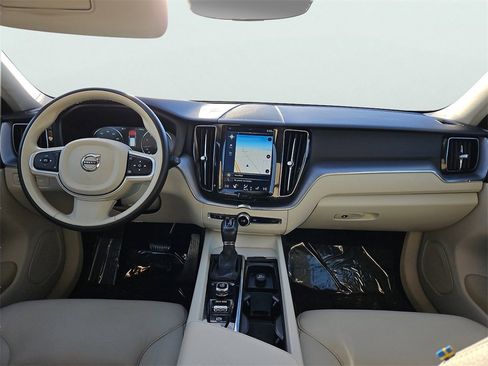 Used 2020 Volvo XC60 T6 Momentum w/ Protection Package Premier image 11