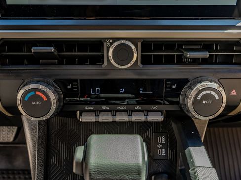 Used 2024 Toyota Tacoma TRD Off-Road image 25