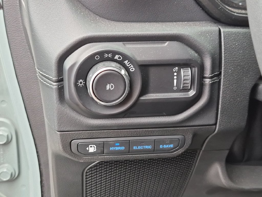 Used 2024 Jeep Wrangler Unlimited Sahara w/ Technology Group AWD/4WD image 14