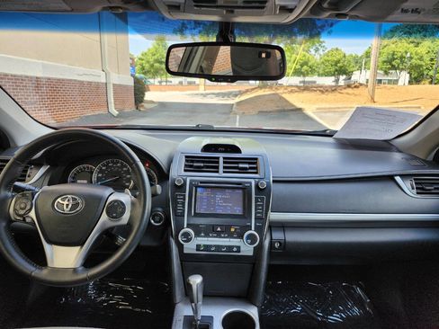 Used 2014 Toyota Camry SE w/ Moonroof Package FWD image 8