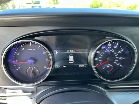 Used 2024 Kia Carnival LX FWD image 13