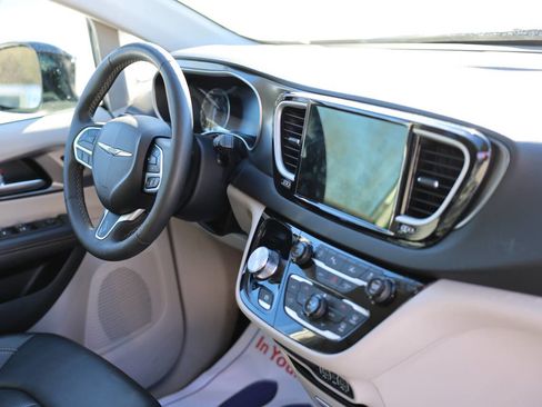 Used 2024 Chrysler Pacifica Touring-L image 9