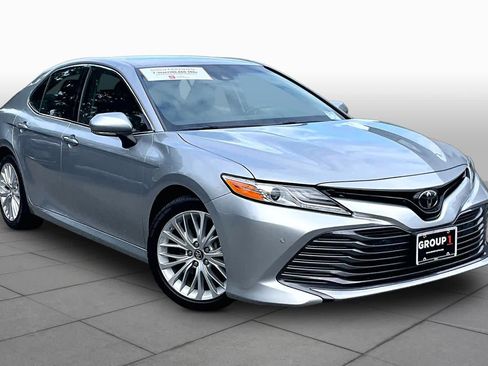 Certified 2018 Toyota Camry XLE FWD image 3