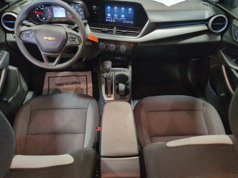 Used 2025 Chevrolet Trax LS w/ LS Convenience Package image 18