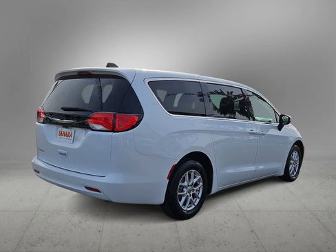 Used 2023 Chrysler Voyager LX image 9