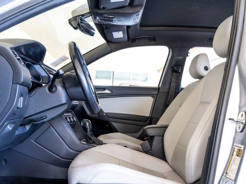 Used 2020 Volkswagen Tiguan SE R-Line w/ 3rd Row Seat Package AWD/4WD image 16