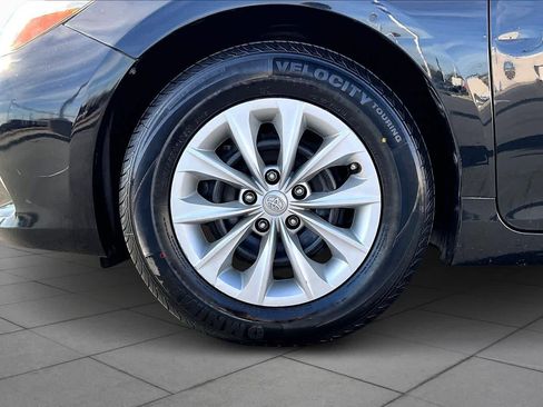Used 2015 Toyota Camry LE image 10