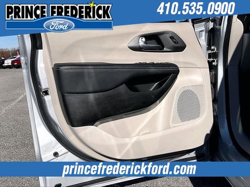 Used 2024 Chrysler Pacifica Touring-L image 20