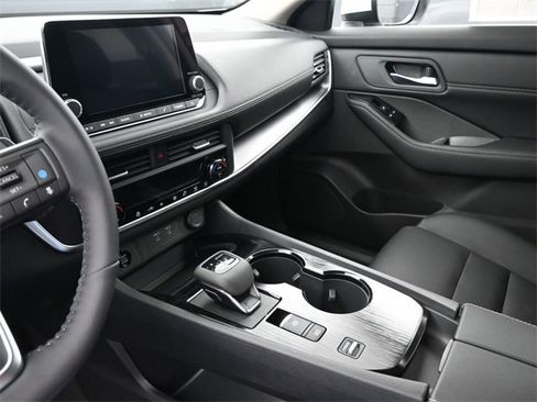 Used 2024 Nissan Rogue SV w/ SV Premium Package image 31