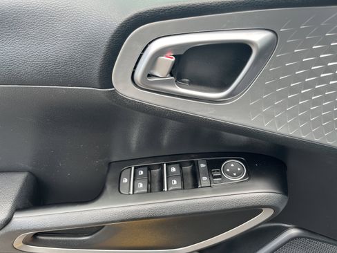 Used 2025 Kia Soul LX w/ LX Technology Package FWD image 21