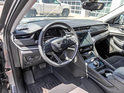 Used 2024 Jeep Grand Cherokee Laredo X AWD/4WD image 8