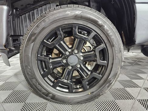 Used 2019 Nissan Titan SV w/ SV Convenience Package image 7