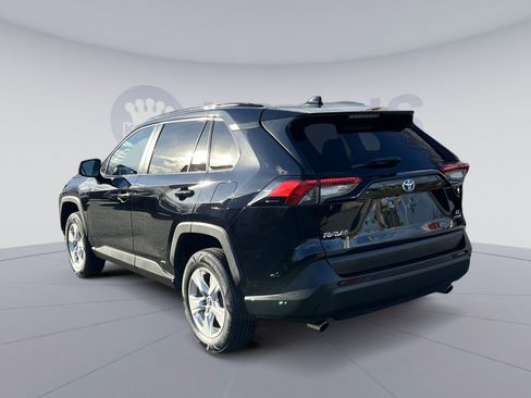 Used 2020 Toyota RAV4 LE image 4