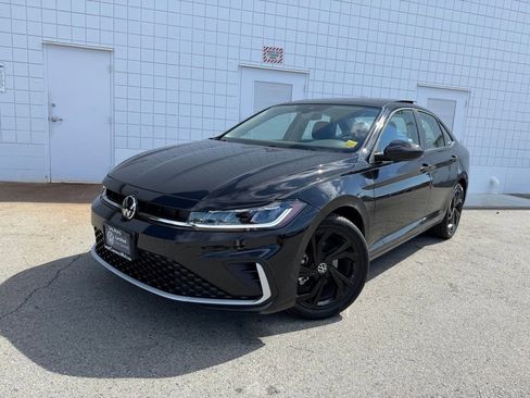 Certified 2025 Volkswagen Jetta SE w/ Sunroof Package image 1