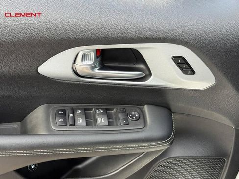 Used 2024 Chrysler Pacifica Limited FWD image 21