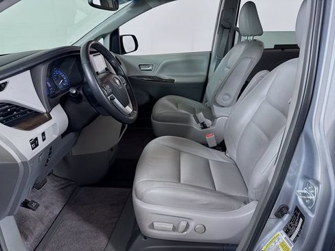 Used 2016 Toyota Sienna XLE FWD image 6