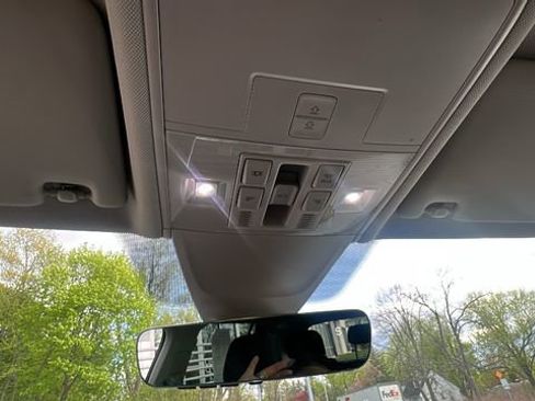 Used 2022 Volkswagen Tiguan SE w/ Panoramic Sunroof Package AWD/4WD image 19