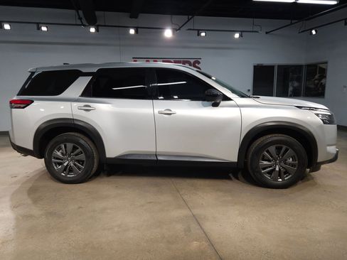 Used 2023 Nissan Pathfinder S FWD image 8