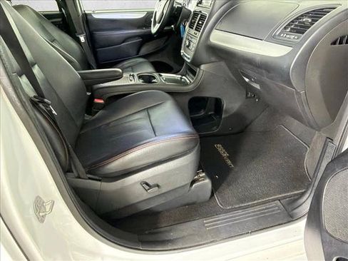 Used 2017 Dodge Grand Caravan GT FWD image 13